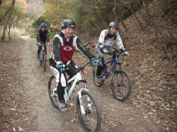 菖蒲谷クロスカントリー林道を走るClimbライダー